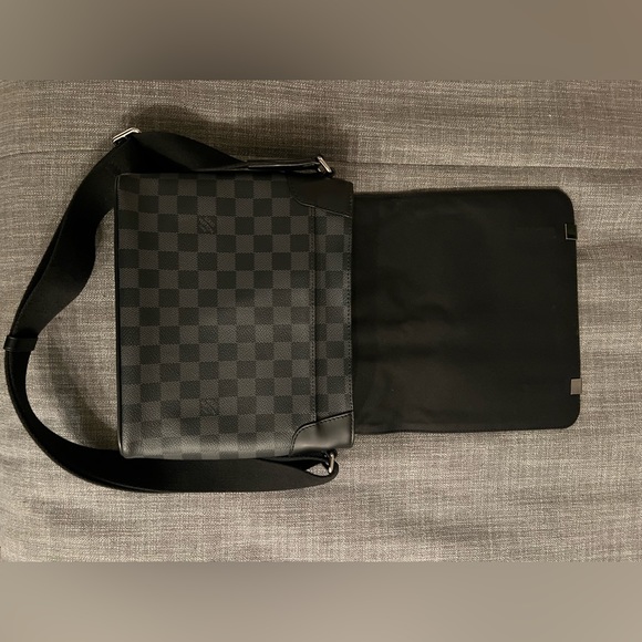 Louis Vuitton District Bag PM Authentic - Picture 6 of 7